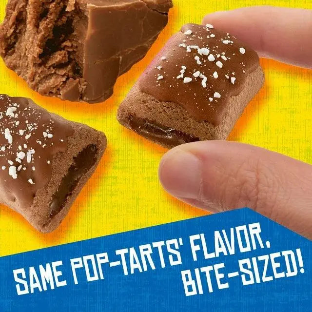 Pop-Tarts Bites čokoladni zalogaji s bijelim posipom, jedan u ruci